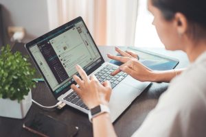 imagine di una persona che lavora al pc sfruttando le potenzialità di power query excel