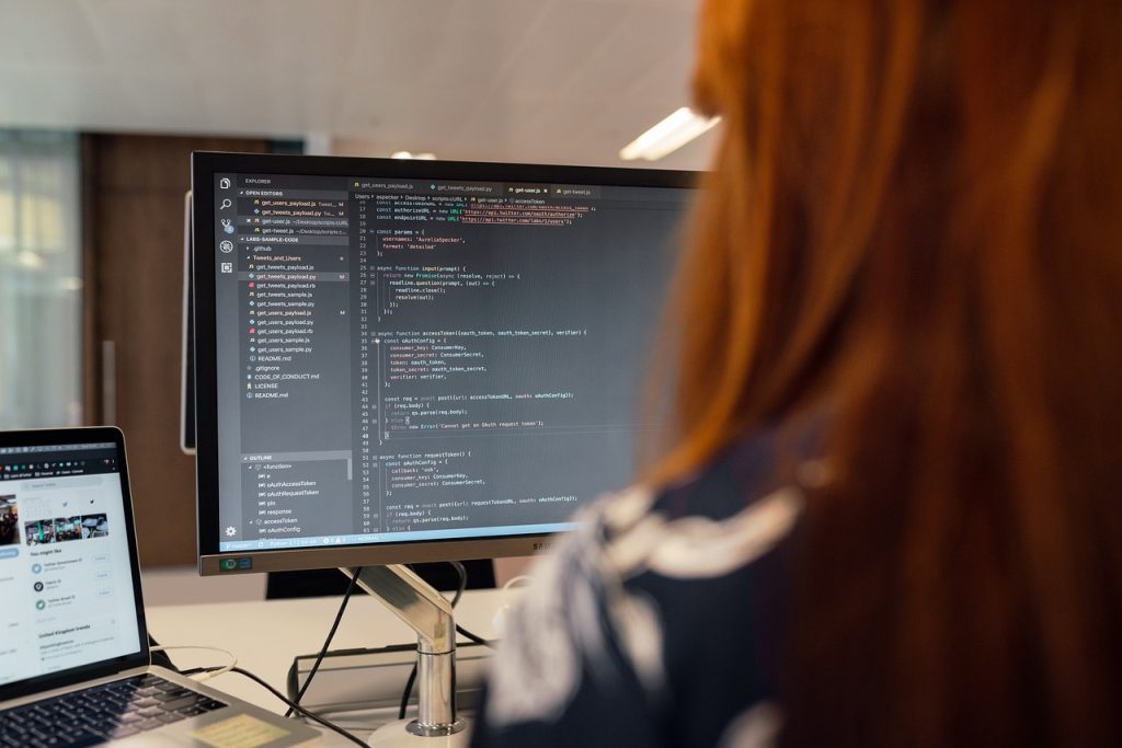 persona di spalle che lavora dii fronte ad un monitor pc con interfaccia power query excel