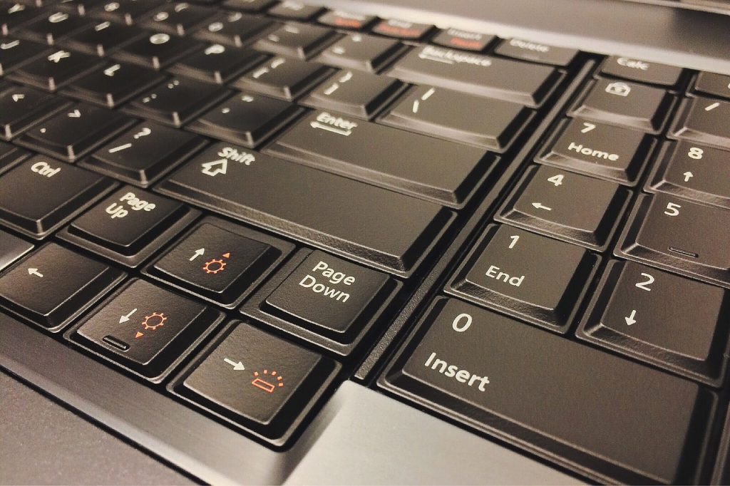 primo piano di una tastiera di un laptop